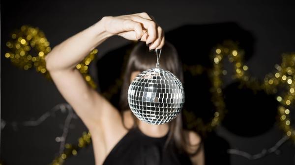 Am Sonntag, 24. Dezember, versammeln sich House- und Techno-Fans zur Weihnachtsedition im Z-Bau. In Saal, Galerie und Roter Salon legen verschiedenste DJs Sounds auf, die allesamt mit dem Etikett "Classic" versehen sind. Geöffnet hat das Fest um 23 Uhr. Tanzmusik läuft in den wie immer aufwändig dekorierten Räumen ab Mitternacht.