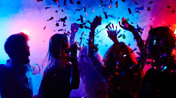 Rosa Web World feiert am Montag, 25. Dezember, Weihnachten im Hirsch. Auf zwei Floors trifft sich Nürnbergs Queer-Community zum Feiertags-Tanz. Es laufen House, Elektro, Pop und Hip Hop. Los geht's um 23 Uhr. Bis Mitternacht bekommen die Gäste ein Gläschen Punsch in die Hand gedrückt.