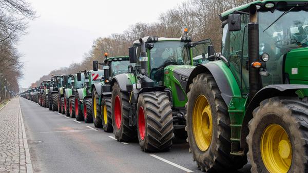 Bauern protestieren in Berlin mit Traktoren gegen die Ampel Bauern protestieren in Berlin auf der Straße des 17. Juni ge