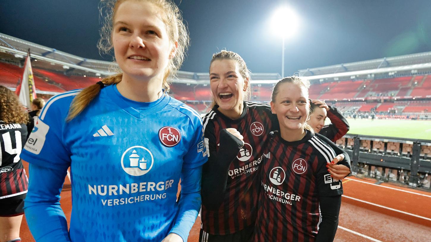 So sehen Derby-Heldinnen aus: Kristin Krammer, Medina Desic und Luisa Guttenberger nach dem 1:1 gegen den FC Bayern. So sehen Derby-Heldinnen aus: Kristin Krammer, Medina Desic und Luisa Guttenberger nach dem 1:1 gegen den FC Bayern.