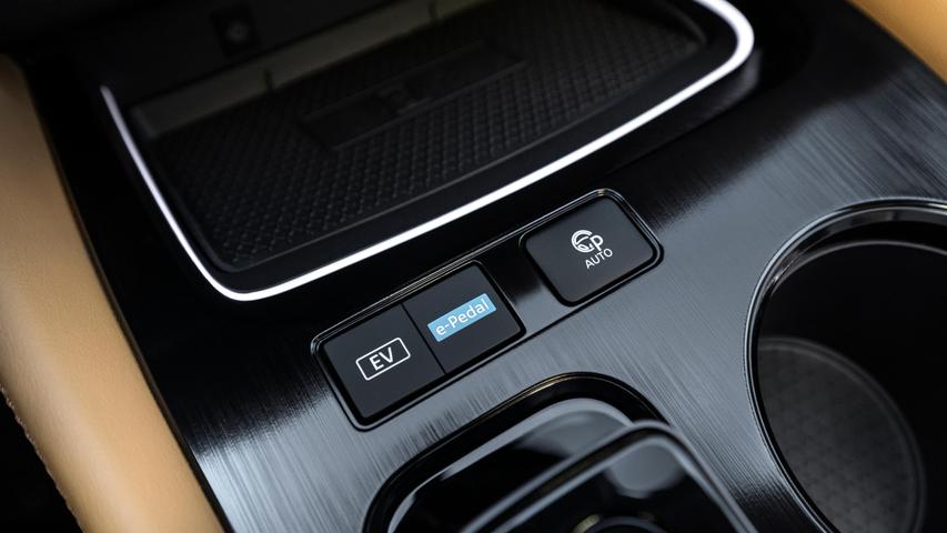 Über die "e-Pedal"-Taste wird die Rekuperation extrastark intensiviert, der EV-Button aktiviert rein elektrisches Fahren ohne Verbrenner-Beteiligung.
