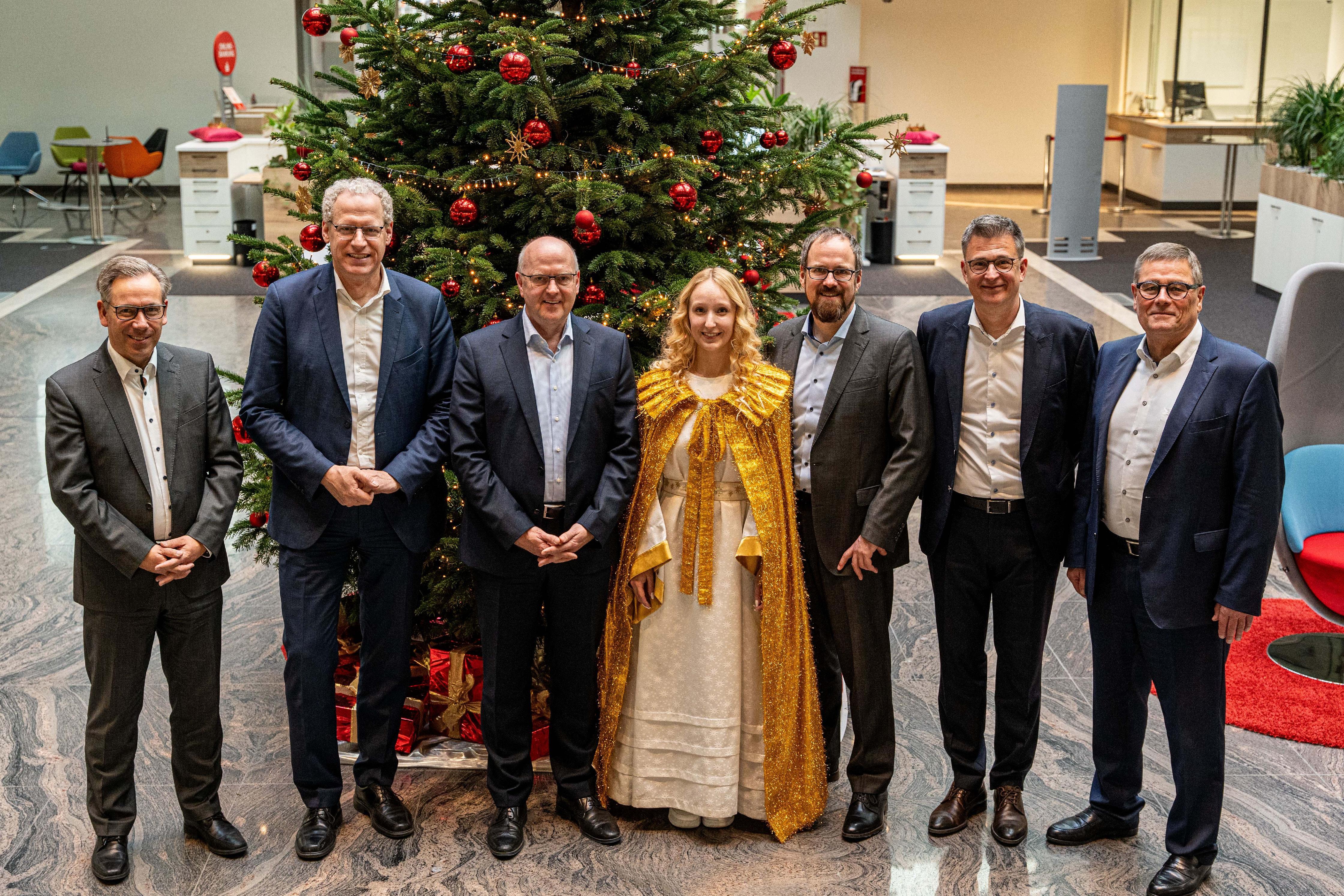 Rekord-Weihnachtsspendenaktion: Sparkasse Erlangen knackt die 2 ...