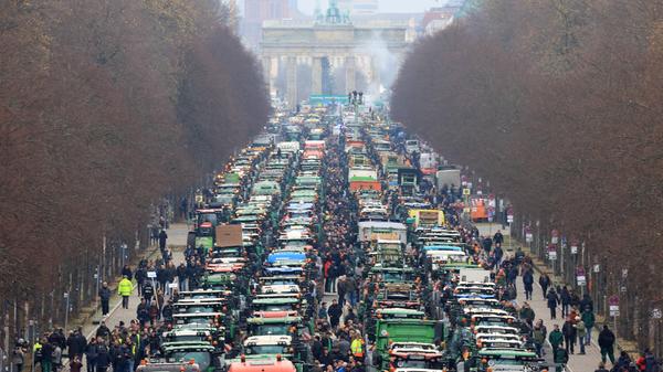 DEU, Bauerndemo in Berlin, / 18.12.2023, Berlin, Berlin, DEU, Bauerndemo in Berlin, im Bild Strasse des 17.Juni, Siegess