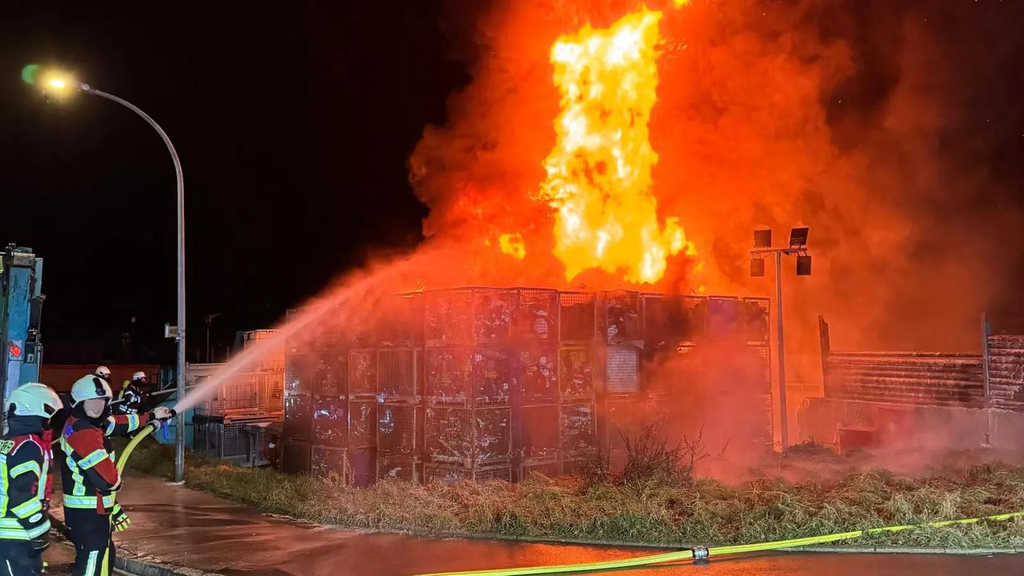 Großalarm für Feuerwehr, Polizei und Rettungsdienst in der Nacht zum Mittwoch: In einem Entsorgungsbetrieb an der Gleiwitzer Straße hatte Elektroschrott Feuer gefangen. Großalarm für Feuerwehr, Polizei und Rettungsdienst in der Nacht zum Mittwoch: In einem Entsorgungsbetrieb an der Gleiwitzer Straße hatte Elektroschrott Feuer gefangen.