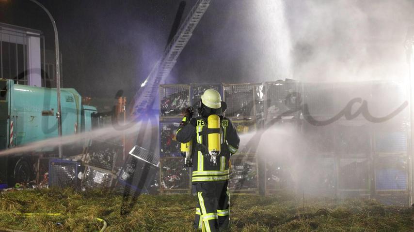 50 Gitterboxen mit Elektroschrott standen kurzzeitig in Flammen. 50 Gitterboxen mit Elektroschrott standen kurzzeitig in Flammen.