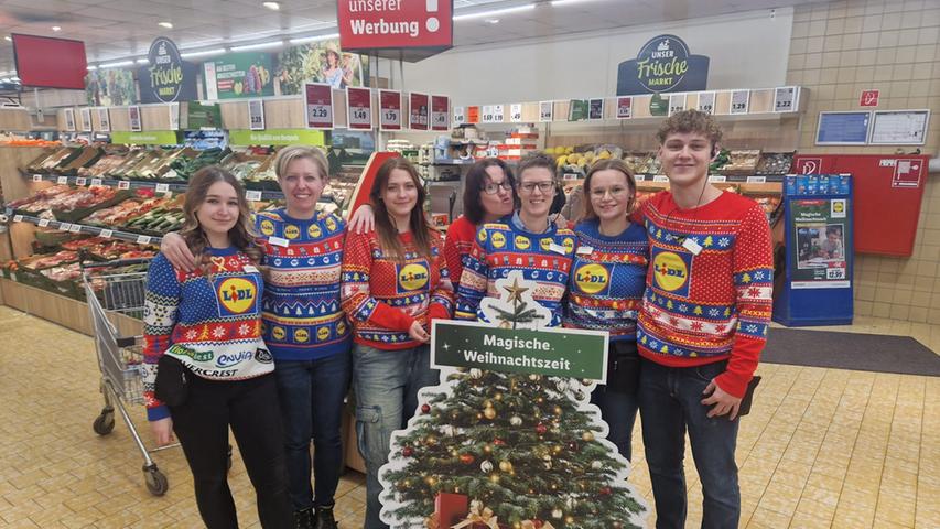 Weihnachtsstimmung im Supermarkt: Das Team der Lidl-Filiale in Neustadt an der Aisch im Partnerlook. "Selbstverständlich ist das Tragen des Lidl-Weihnachtspullovers zur Weihnachtszeit eine freiwillige Entscheidung des Teams", betont Lidl Deutschland auf Anfrage der Redaktion. Weihnachtsstimmung im Supermarkt: Das Team der Lidl-Filiale in Neustadt an der Aisch im Partnerlook. "Selbstverständlich ist das Tragen des Lidl-Weihnachtspullovers zur Weihnachtszeit eine freiwillige Entscheidung des Teams", betont Lidl Deutschland auf Anfrage der Redaktion.