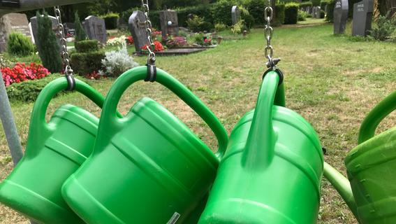 Stadt Roth schafft auf Friedhöfen neue Bestattungsmöglichkeiten - und ändert die Gebühren