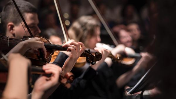 Wer auf weihnachtliche Filmmusik steht, sollte am Freitag, 22. Dezember oder Samstag, 23. Dezember, die Meistersingerhalle besuchen. Jeweils ab 18 sowie ab 20.30 Uhr kann hier zu festlicher Orchestermusik gelauscht werden. Neben Klassikern wie "Last Christmas" oder "Let it snow!" werden die verschiedensten Weihnachtslieder bei Kerzenschein gespielt. Tickets gibt es hier (Symbolbild)