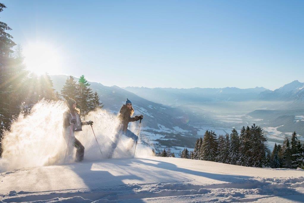 Wie Puderzucker fühlt sich die Winterlandschaft beim Schneeschuhwandern in Tirol an.