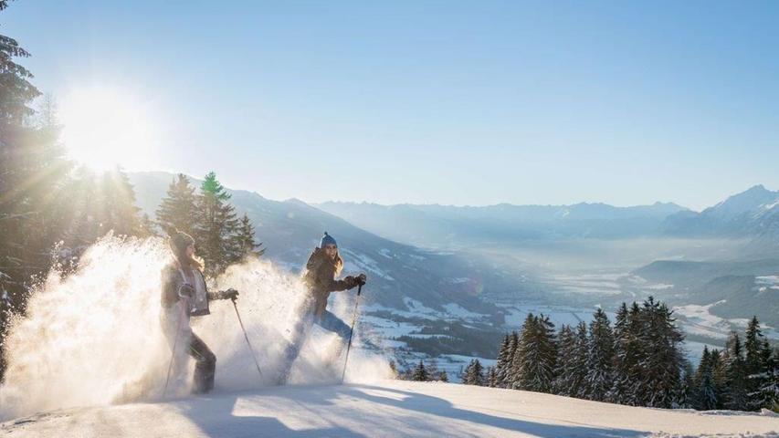 Wie Puderzucker fühlt sich die Winterlandschaft beim Schneeschuhwandern in Tirol an.