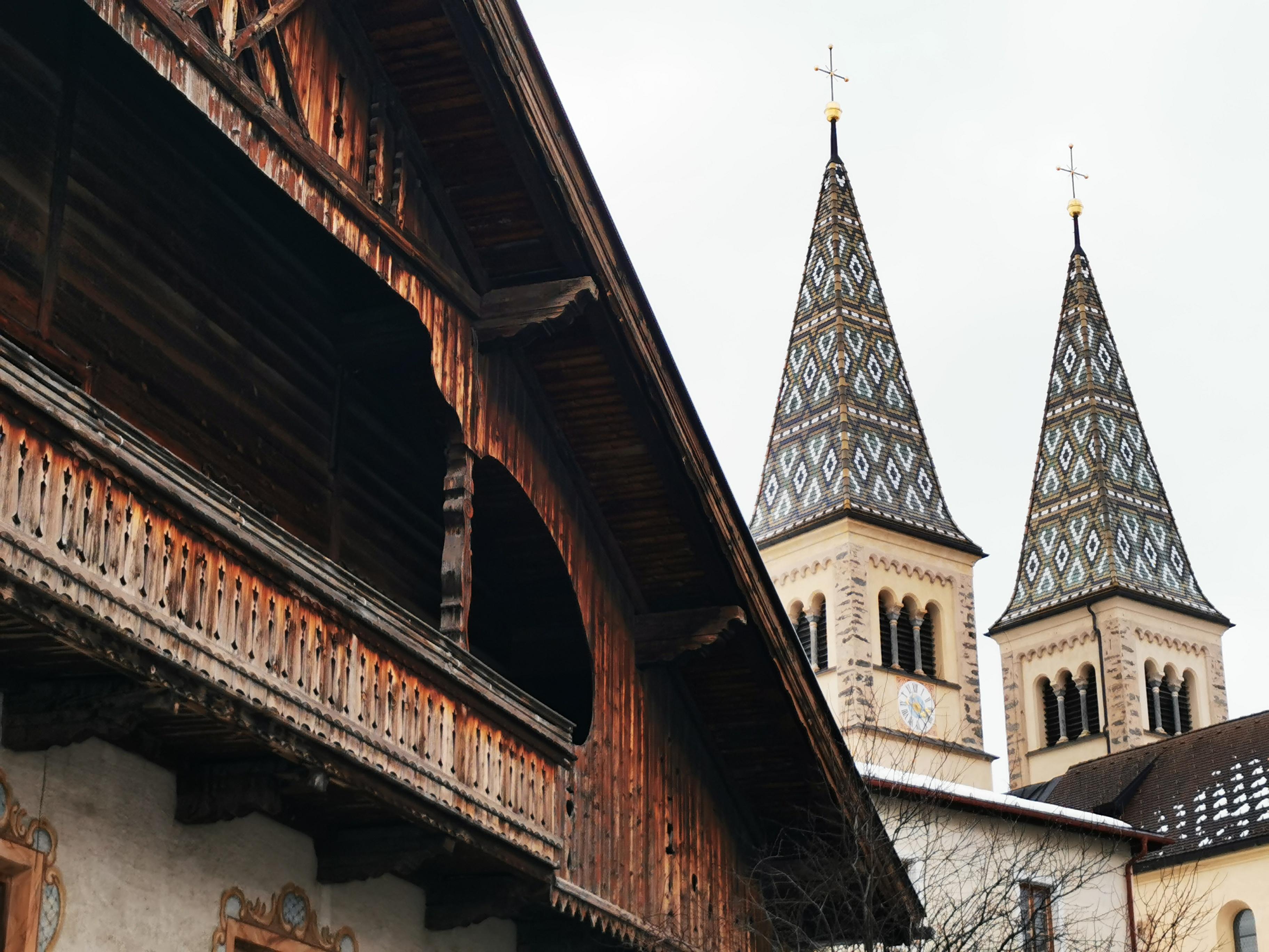 In Weerberg liegen Tiroler Bauernhofarchitektur und die markanten Kirchtürme nah beieinander.