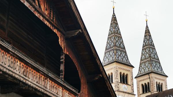 In Weerberg liegen Tiroler Bauernhofarchitektur und die markanten Kirchtürme nah beieinander.