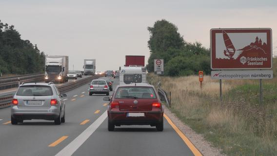 Streit im Fränkischen Seenland: Verband muss 18.000 Euro für neues Autobahnschild blechen
