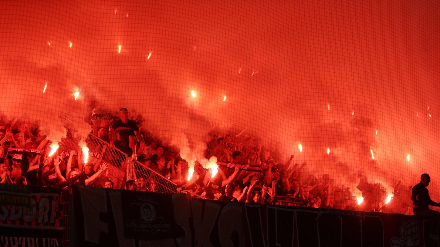 Pyrotechnik hat im Stadion ebenso wenig etwas verloren wie Schlägereien zwischen den Fans.