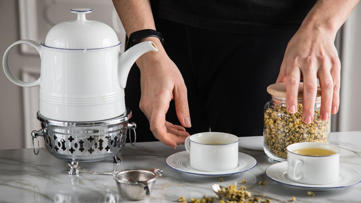 Jede Küche kann zur persönlichen Teemanufaktur werden, wenn man eigene Teemischungen kreiert und zubereitet.