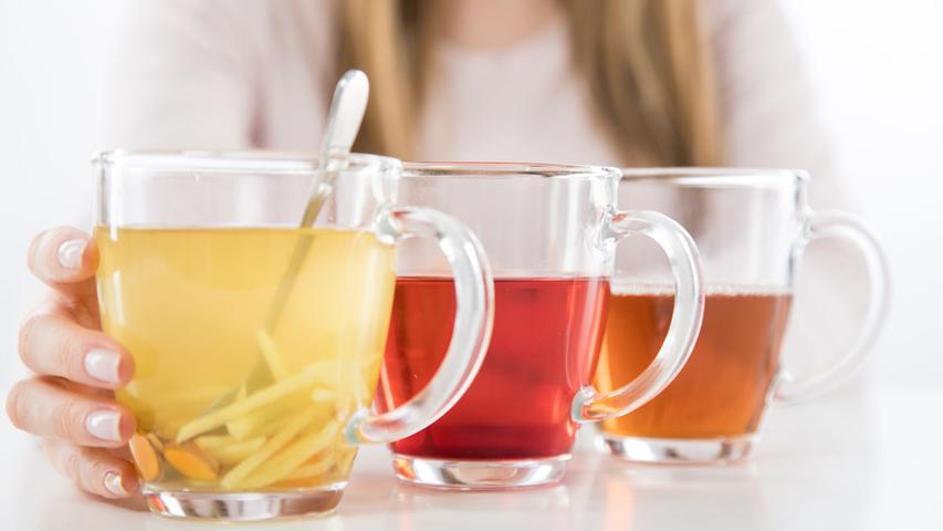 Von traditionell bis teeähnlich: Nur eines der drei Heißgetränke stammt von einer echten Teepflanze.
