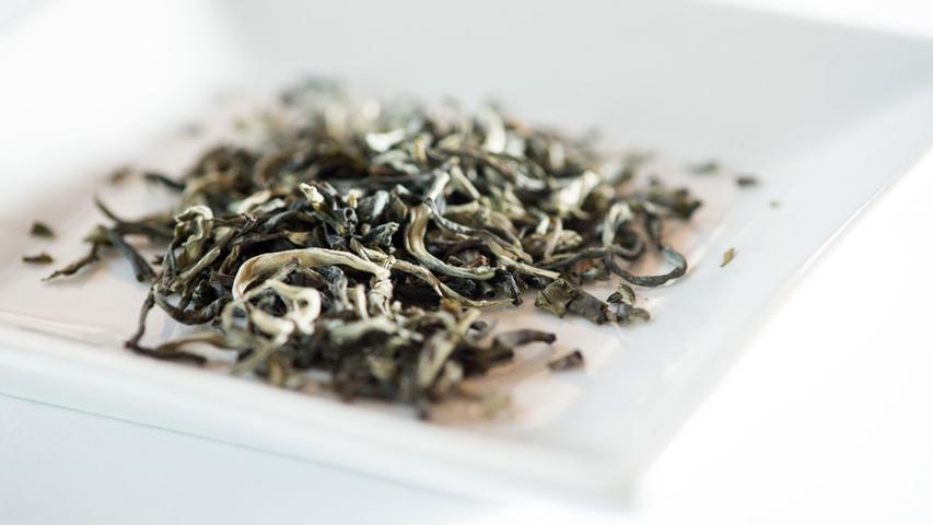 Weißer Tee ist reich an Antioxidantien und hilft, den Körper vor freien Radikalen zu schützen.