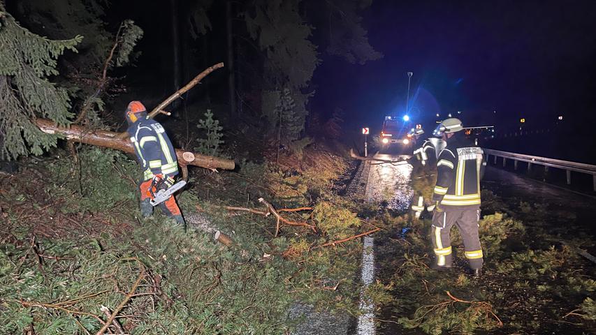 Auch im Landkreis Hof kam es am Abend zu mehreren Feuerwehreinsätzen. Zwischen Berg und Issigau mussten die Einsatzkräfte auf der Staatsstraße 2198 umgestürzte Bäume beseitigen. 