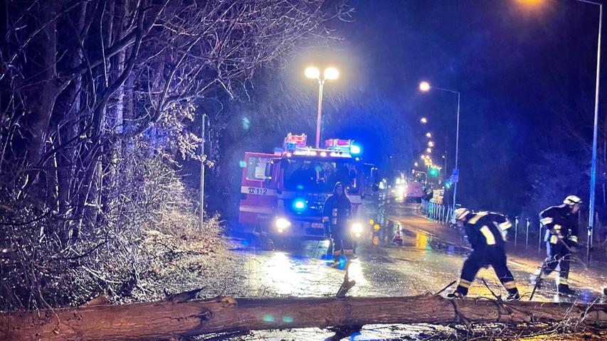 Die Fahrbahn musste kurzzeitig bis zum Eintreffen der Feuerwehr Buchenbühl für den Verkehr komplett gesperrt werden. Die Einsatzkräfte rückten mit schweren Kettensägen an, um den Baum in Kleinteilen von der Straße bringen zu können. 