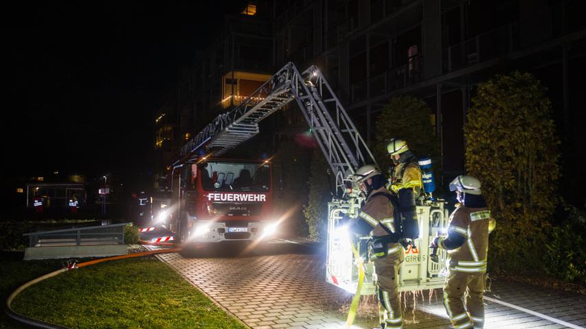 Sturm lässt Funken fliegen: Dachterrasse an Fürther Südstadtpark in Brand
