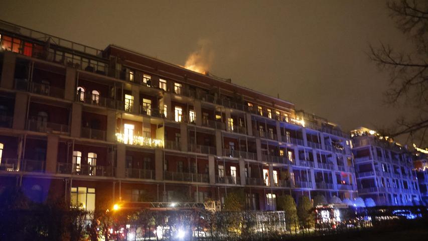 Sturm lässt Funken fliegen: Dachterrasse an Fürther Südstadtpark in Brand