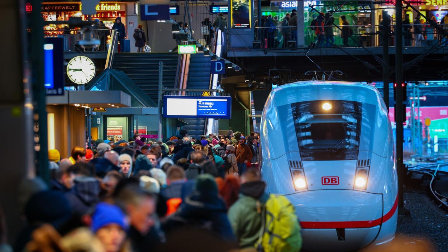 Geduld ist gefragt: Reisende am Hamburger Hauptbahnhof.