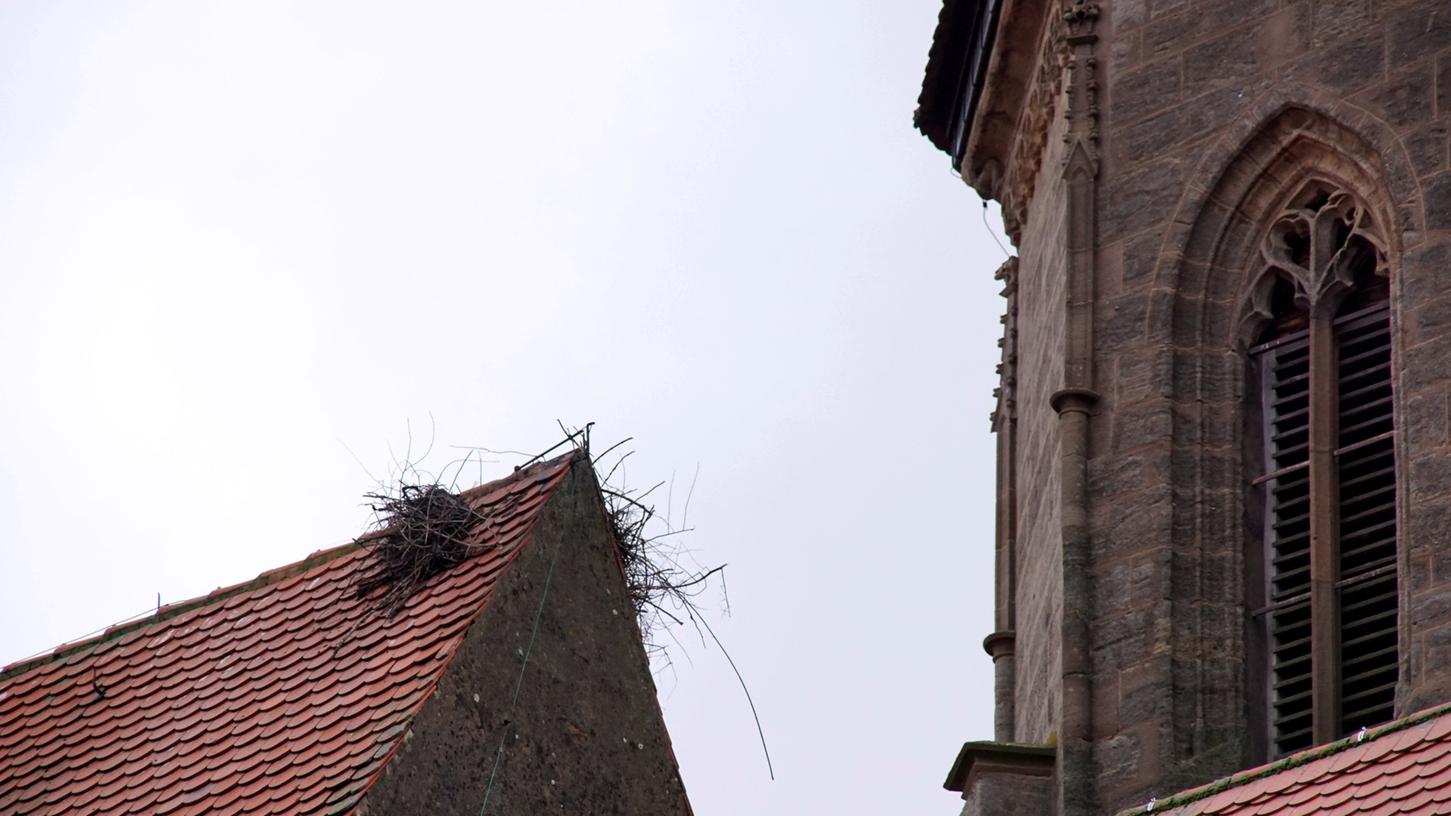 Der Sturm fegte ein Strochennest vom Dach des Chorraums der evangelischen Stadtkirche in Gunzenhausen.