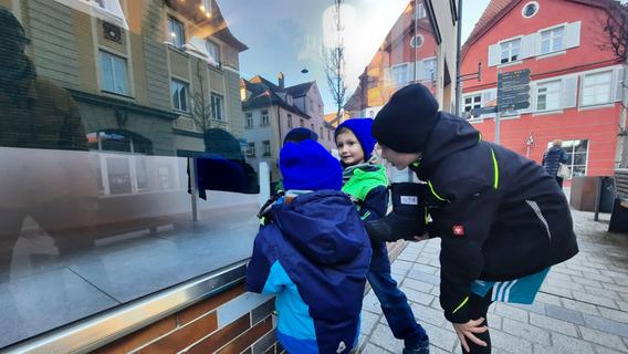 "Ist einer von uns dabei?" Kinder gehen auf Stiefel-Suche durch Schwabachs Innenstadt