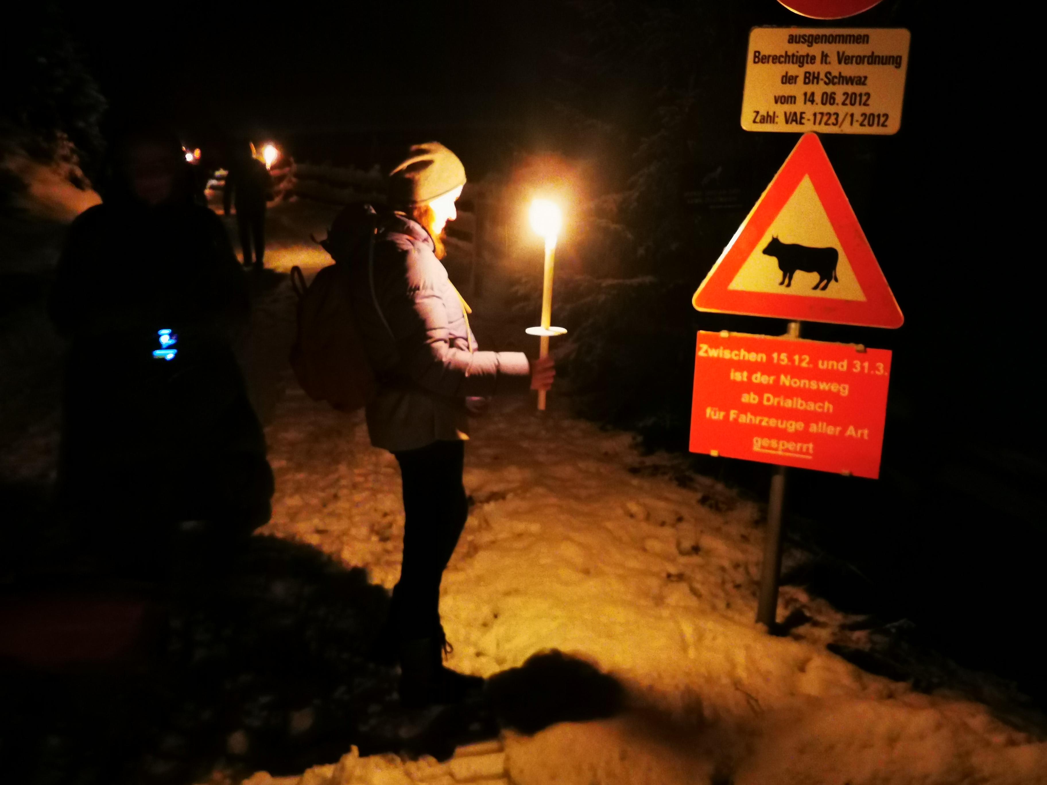 Der Weg hoch zur Nonsalm ist im Winter für Fahrzeuge gesperrt. Eine Steilvorlage für Fackelwanderungen.