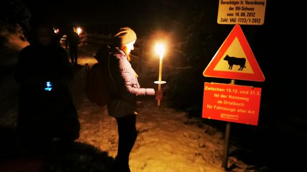 Der Weg hoch zur Nonsalm ist im Winter für Fahrzeuge gesperrt. Eine Steilvorlage für Fackelwanderungen.