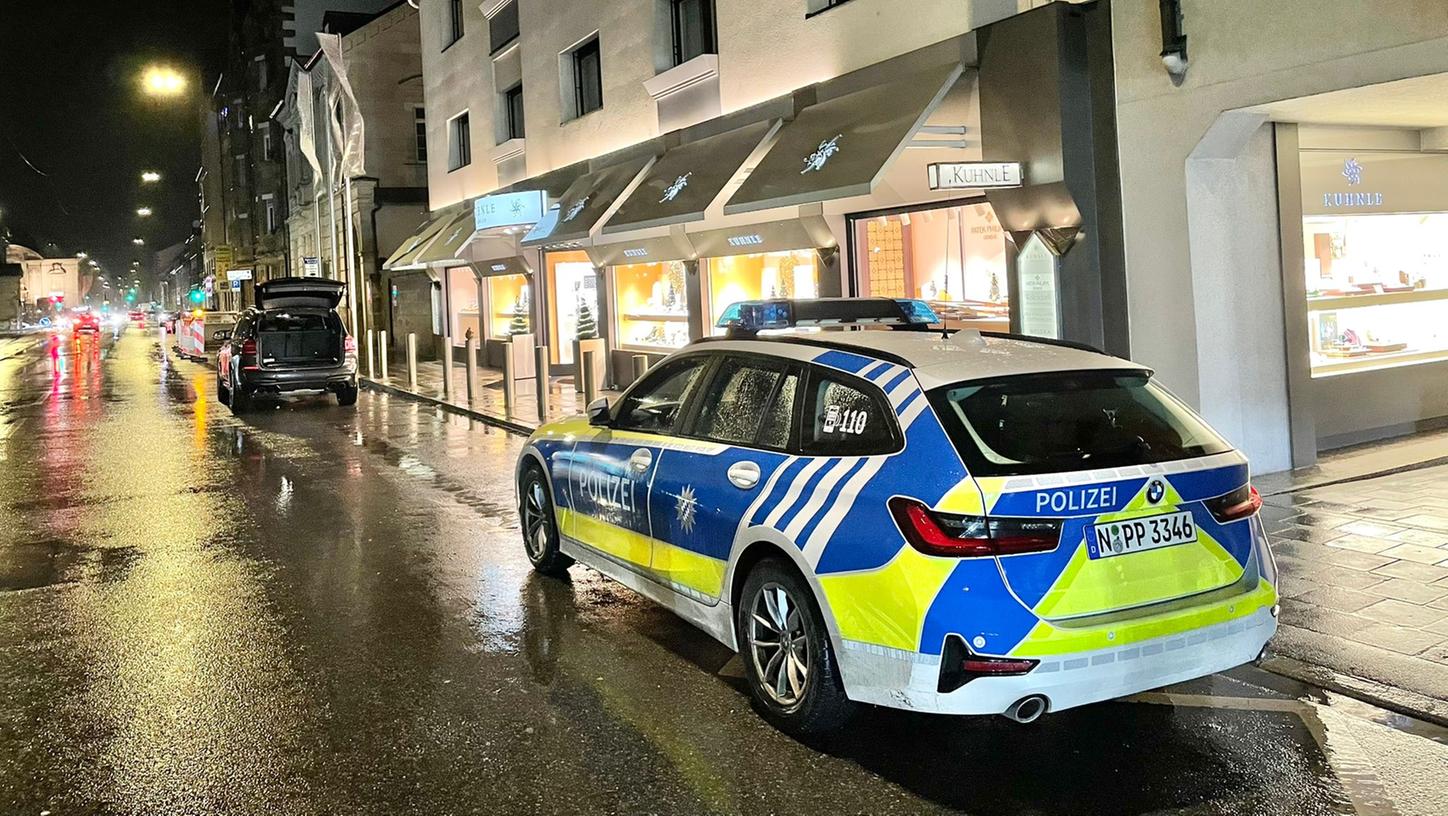 Ein Streifenwagen steht nach dem Überfall vor den Räumen des Juwelier Kuhnle in der Königstraße.