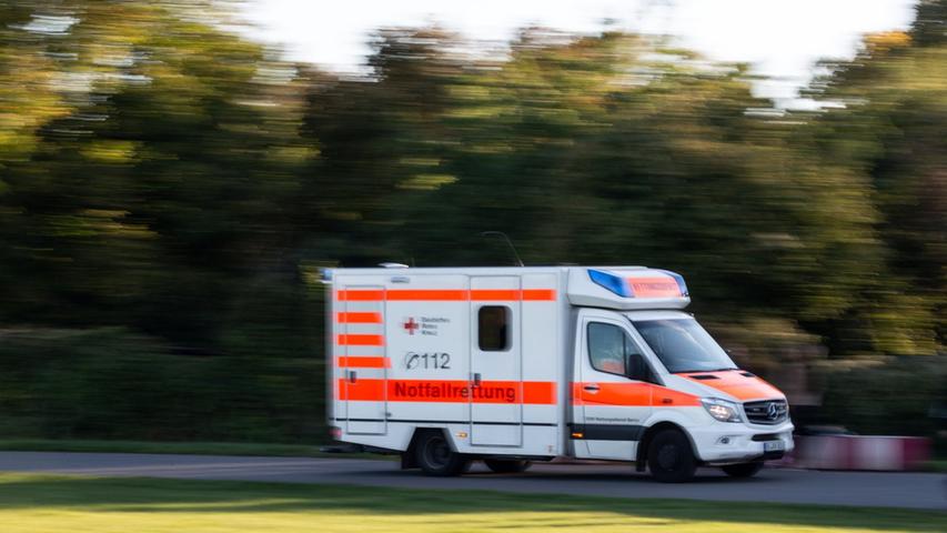 Auto landet im Straßengraben: 61-Jährige nach Unfall in Franken schwer verletzt