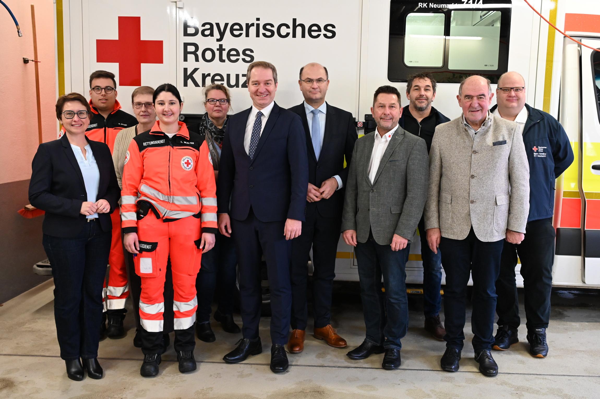 Finanzminister Albert Füracker, OB Markus Ochsenkühn, MdB Susanne Hierl und  
Landrat Willibald Gailler besuchten am Tag vor dem Heiligen Abend die BRK 
Rettungswache.
