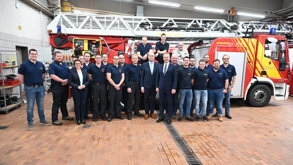 Finanzminister Albert Füracker, OB Markus Ochsenkühn, MdB Susanne Hierl und
Landrat Willibald Gailler besuchen am Tag vor dem Heiligen Abend die Freiwillige Feuerwehr