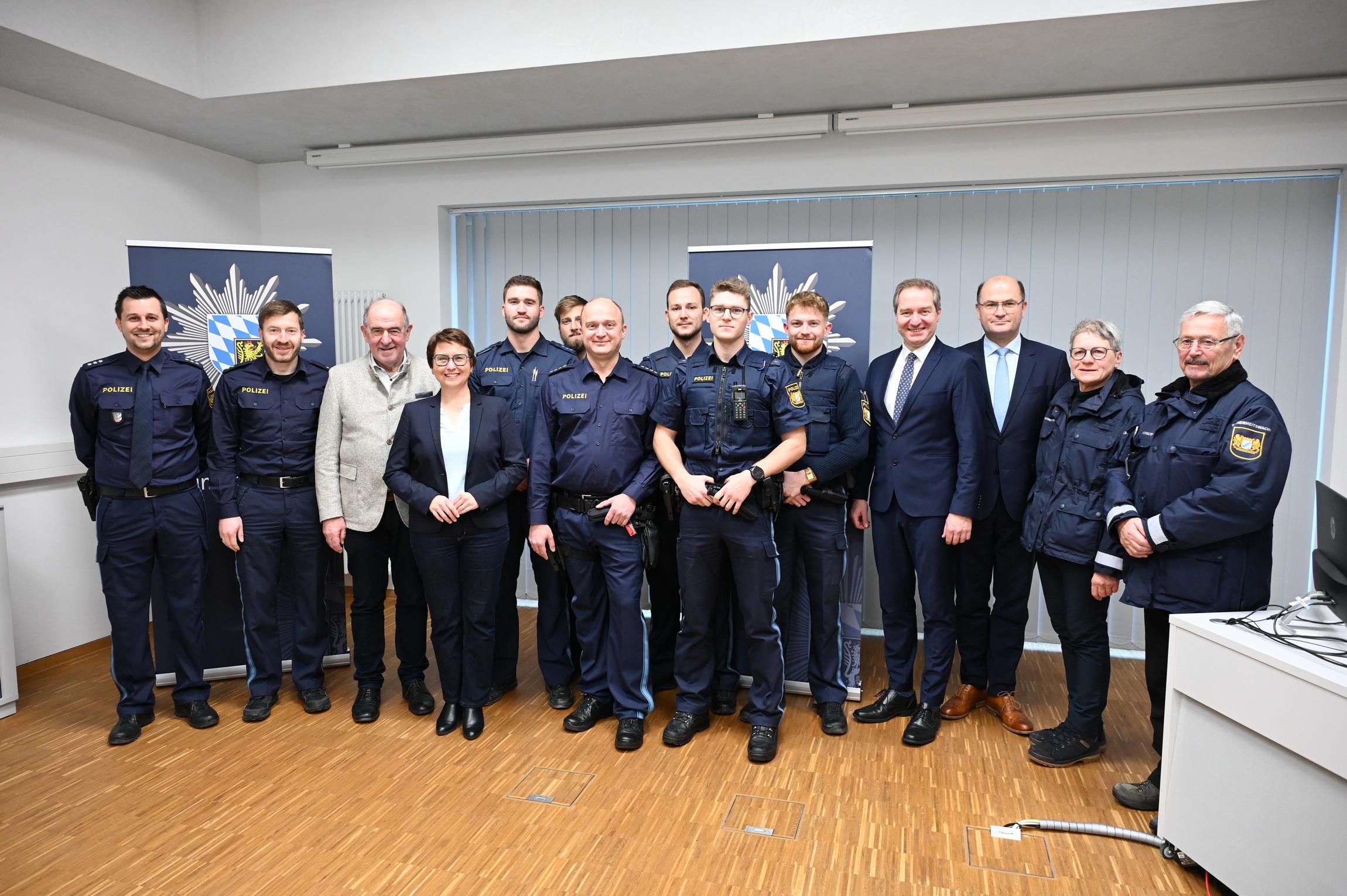 Finanzminister Albert Füracker, OB Markus Ochsenkühn, MdB Susanne Hierl, 
Landrat Willibald Gailler besuchen am Tag vor dem Heiligen Abend die Polizeiinspektion Neumarkt.