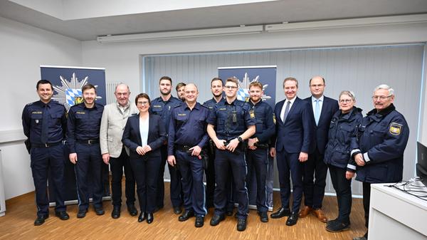 Finanzminister Albert Füracker, OB Markus Ochsenkühn, MdB Susanne Hierl,
Landrat Willibald Gailler besuchen am Tag vor dem Heiligen Abend die Polizeiinspektion Neumarkt.