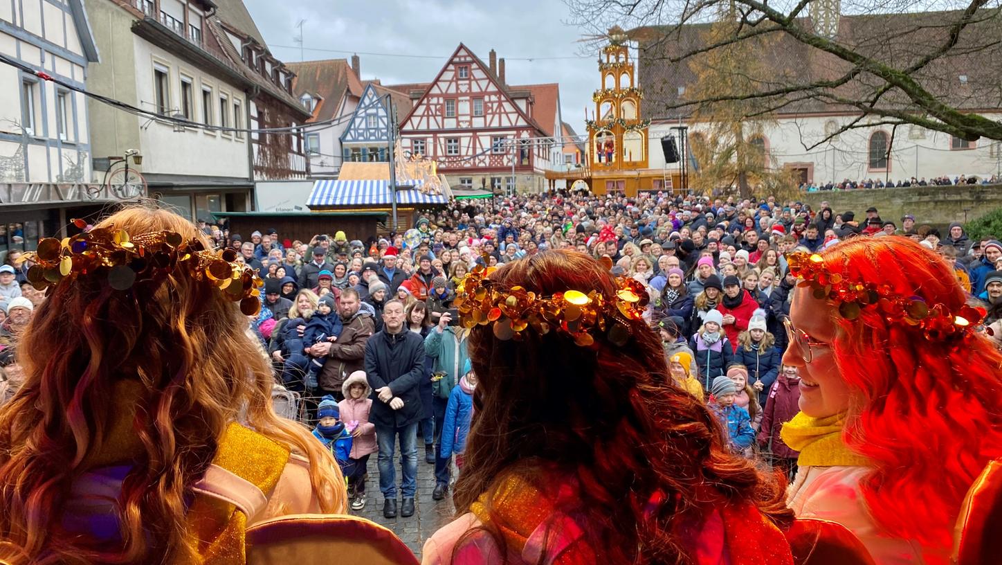 24 Tage Weihnachtsmarkt sind vorüber, das 24. Türchen am digitalen Adventskalender der Kaiserpfalz wurde geöffnet und das letzte Los der Weihnachtslotterie durch Engel Jule Müller gezogen. Der diesjährige Hauptpreis, ein Mitsubishi Space Star, geht an Tobias Seifert aus Stadelhofen. 24 Tage Weihnachtsmarkt sind vorüber, das 24. Türchen am digitalen Adventskalender der Kaiserpfalz wurde geöffnet und das letzte Los der Weihnachtslotterie durch Engel Jule Müller gezogen. Der diesjährige Hauptpreis, ein Mitsubishi Space Star, geht an Tobias Seifert aus Stadelhofen.
