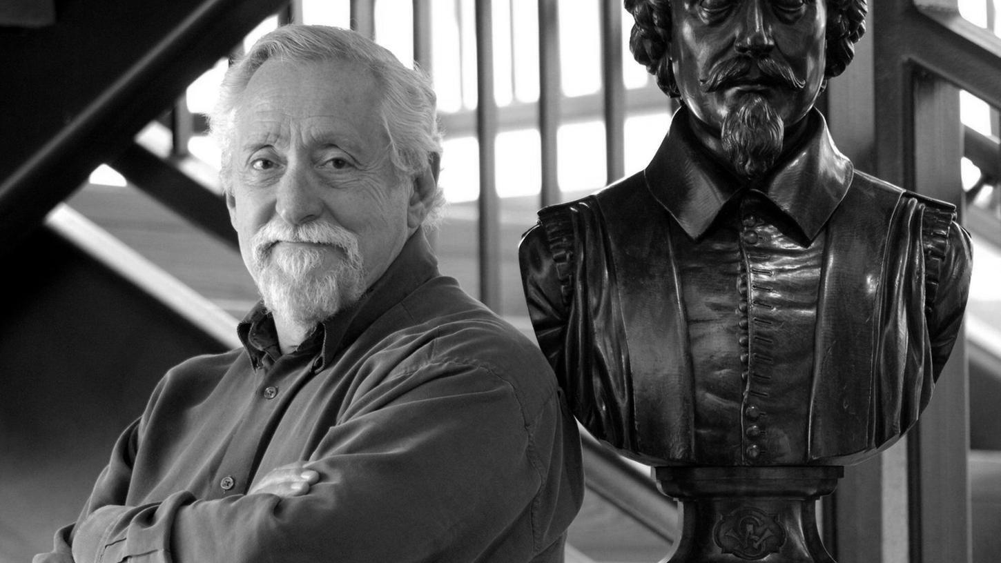 Der US-Schauspieler Mike Nussbaum ist mit 99 Jahren in seinem Zuhause in Chicago gestorben, teilte seine Agentur mit. Es sei ein natürlicher Tod gewesen, berichteten US-Medien unter Berufung auf Nussbergs Tochter Karen. Der Schauspieler wäre demnach in wenigen Tagen 100 Jahre alt geworden. Nussbaum hat nach Angaben von US-Medien in mehreren Hollywood-Filmen mitgespielt. In "Men in Black" übernahm er demnach die Rolle des Außerirdischen Gentle Rosenburg. Er habe auch Rollen in den Filmen "Eine verhängnisvolle Affäre" und "Feld der Träume" gespielt.