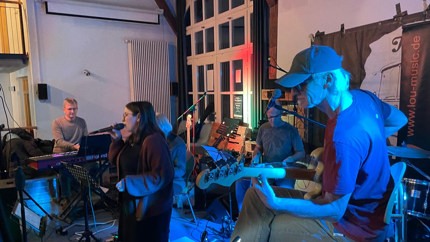 Lou lieferte in der Schneiderscheune einen mitreißenden Auftritt ab. Lou lieferte in der Schneiderscheune einen mitreißenden Auftritt ab.