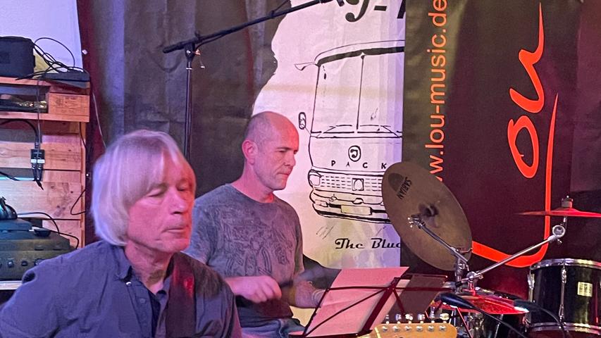 Robert Hofmann (links) glänzte mit virtuosem Gitarrenspiel, während Udo Heubusch am Cajon-Drumset für das rhythmische Grundgerüst sorgte.