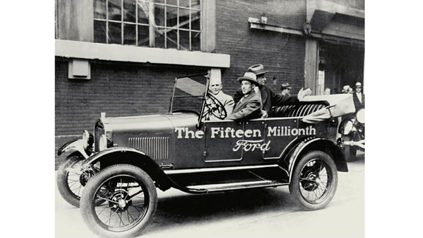 Ford Model T: Der Kontrast zum Zukunftswagen könnte kaum größer sein. Ford Model T: Der Kontrast zum Zukunftswagen könnte kaum größer sein.