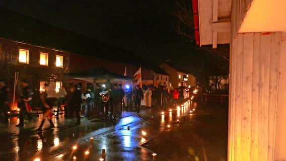 3000 Lichter brennen in der Fränkischen Schweiz trotz des Regens: Ewige Anbetung in Volsbach