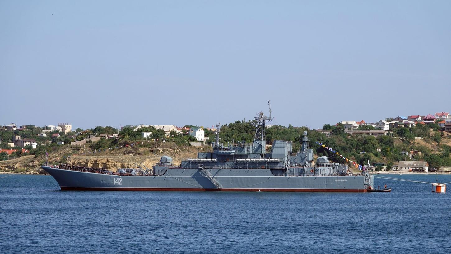 Das Kriegsschiff "Nowotscherkassk" der russischen Schwarzmeerflotte vor der Hafenstadt.