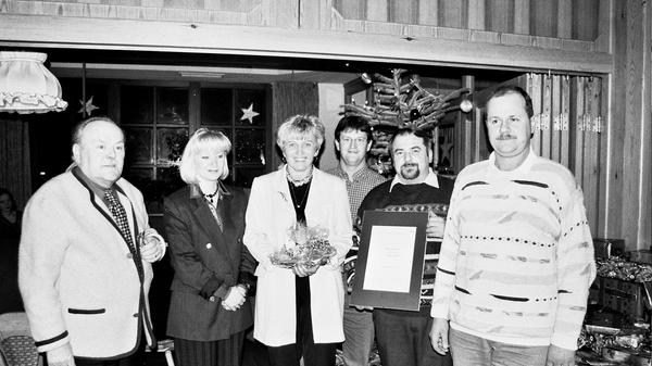 Autohaus-Inhaber Max Halbig (links) und Geschäftsführerin Conny Halbig (Zweite von links) ehrten Mitarbeiter ihres Betriebs. Die Betriebsweihnachtsfeier gab der Geschäftsleitung Gelegenheit zu einem Rückblick auf das zu Ende gehende Geschäftsjahr. Vorausschauend rückt das Geschäftsjahr 1989 ins Blickfeld. Chef Max Halbig: "Im Mittelpunkt unseres ganzen Strebens steht das Produkt und der Kunde". Geehrt für langjährige Mitarbeit werden: Inge Wagner (30 Jahre), Willi Hüttmeier (25 Jahre), Roland Deffner und Werner Bach (beide 20 Jahre).