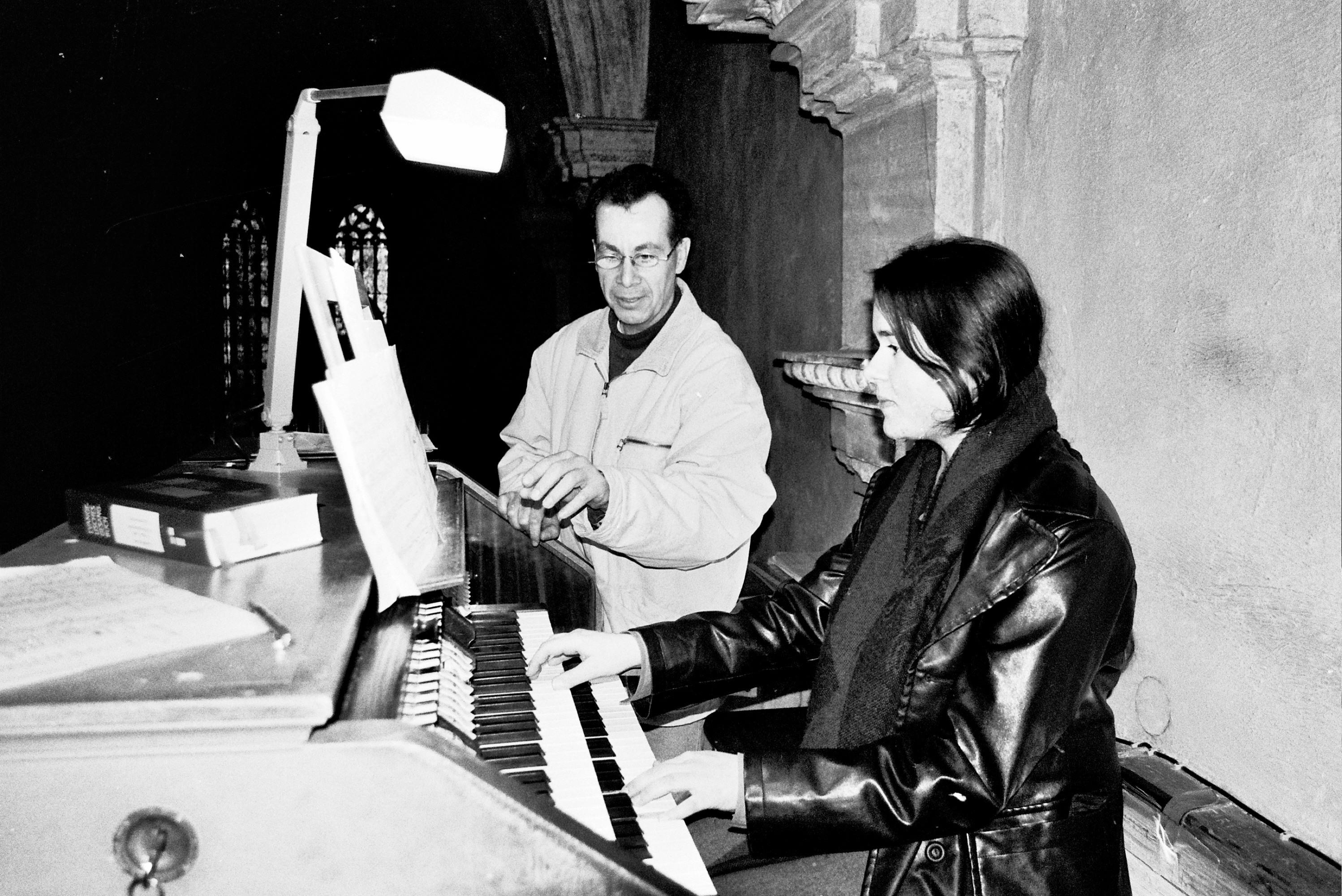 Bezirkskantor Alexander Serr bildete Andrea Raab aus und machte die junge Frau aus dem Gunzenhäuser Ortsteil Oberasbach für die D-Prüfung für den Organistendienst fit. Mit Erfolg legte sie diese ab. Die Kirchenmusik hat im Hause Raab schon eine lange Tradition. Großvater Georg Raab war Mitbegründer des örtlichen Posaunenchores, und Vater Hermann wirkte jahrelang als aktiver Spieler mit seinem Tenorhorn im Oberasbacher Chor zum Lobpreis Gottes mit.