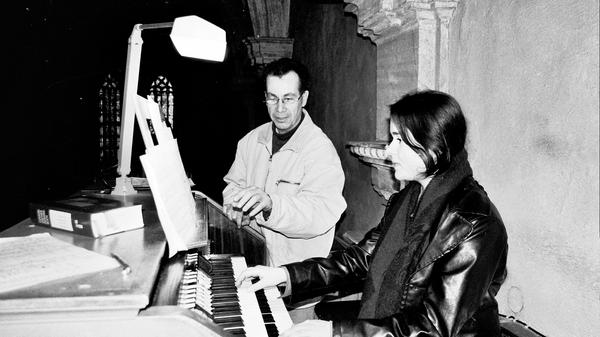 Bezirkskantor Alexander Serr bildete Andrea Raab aus und machte die junge Frau aus dem Gunzenhäuser Ortsteil Oberasbach für die D-Prüfung für den Organistendienst fit. Mit Erfolg legte sie diese ab. Die Kirchenmusik hat im Hause Raab schon eine lange Tradition. Großvater Georg Raab war Mitbegründer des örtlichen Posaunenchores, und Vater Hermann wirkte jahrelang als aktiver Spieler mit seinem Tenorhorn im Oberasbacher Chor zum Lobpreis Gottes mit.