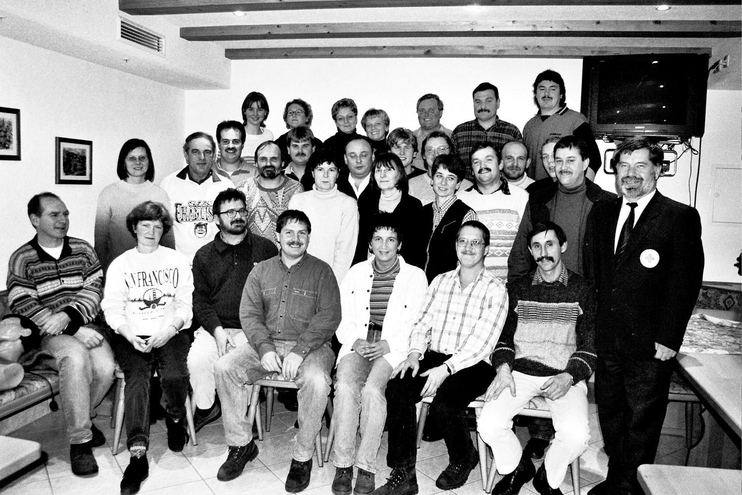 Ausbilder Karl Brandstätter (rechts) vermittelt den Igelsbacher Feuerwehrleuten und Interessenten Grundkenntnisse in Erster Hilfe. Denn für die Mitglieder der Freiwilligen Feuerwehr Igelsbach beginnt die Winterausbildung. Gemeinsam mit dem BRK-Kreisverband Weißenburg-Gunzenhausen führen die Brandschützer zur Weiter- und Fortbildung einen Kurs für Erste-Hilfe-Maßnahmen am Unfallort durch. In insgesamt acht Doppelstunden vermittelt der erfahrene BRK-Ausbilder Karl Brandstätter Grundbegriffe zum Helfen von Verunglückten und Verletzten.