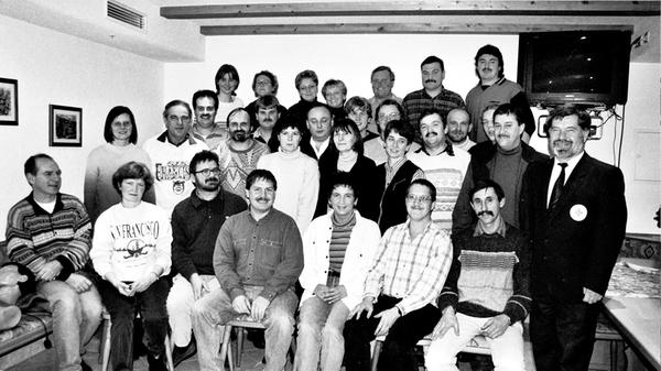 Ausbilder Karl Brandstätter (rechts) vermittelt den Igelsbacher Feuerwehrleuten und Interessenten Grundkenntnisse in Erster Hilfe. Denn für die Mitglieder der Freiwilligen Feuerwehr Igelsbach beginnt die Winterausbildung. Gemeinsam mit dem BRK-Kreisverband Weißenburg-Gunzenhausen führen die Brandschützer zur Weiter- und Fortbildung einen Kurs für Erste-Hilfe-Maßnahmen am Unfallort durch. In insgesamt acht Doppelstunden vermittelt der erfahrene BRK-Ausbilder Karl Brandstätter Grundbegriffe zum Helfen von Verunglückten und Verletzten.