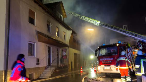 Großalarm am zweiten Weihnachtsfeiertag: Dachstuhlbrand im Aufseßer Ortsteil Zochenreuth