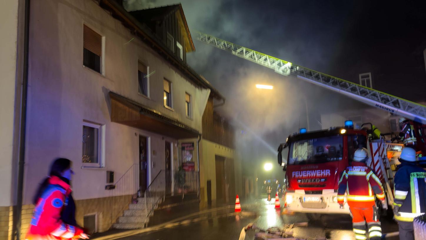 Rund 160 Feuerwehrleute bekämpften den Dachstuhlbrand in Zochenreuth.